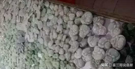 200元的翡翠手镯是真的吗,1万块翡翠手镯是真的么-第13张图片-翡翠网 200元的翡翠手镯是真的吗,1万块翡翠手镯是真的么-第13张图片-翡翠网