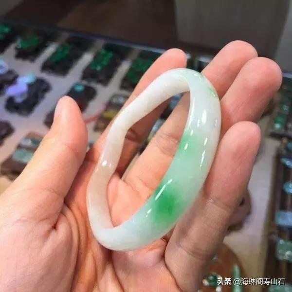 翡翠手镯薄的好吗,手镯厚的好还是薄的好-第15张图片-翡翠网 翡翠手镯薄的好吗,手镯厚的好还是薄的好-第15张图片-翡翠网