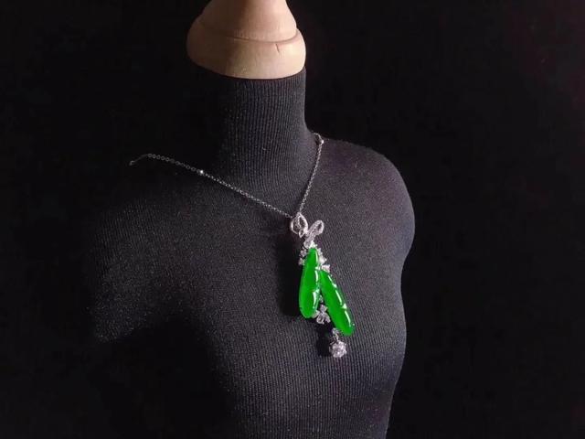 清代翡翠朝珠价格清代满绿翡翠朝珠-第1张图片-翡翠网 清代翡翠朝珠价格清代满绿翡翠朝珠-第1张图片-翡翠网