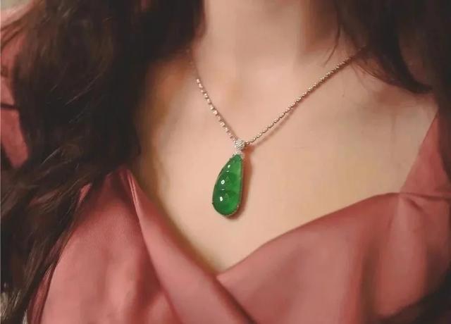 清代翡翠朝珠价格清代满绿翡翠朝珠-第2张图片-翡翠网 清代翡翠朝珠价格清代满绿翡翠朝珠-第2张图片-翡翠网