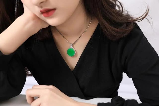 清代翡翠朝珠价格清代满绿翡翠朝珠-第13张图片-翡翠网 清代翡翠朝珠价格清代满绿翡翠朝珠-第13张图片-翡翠网