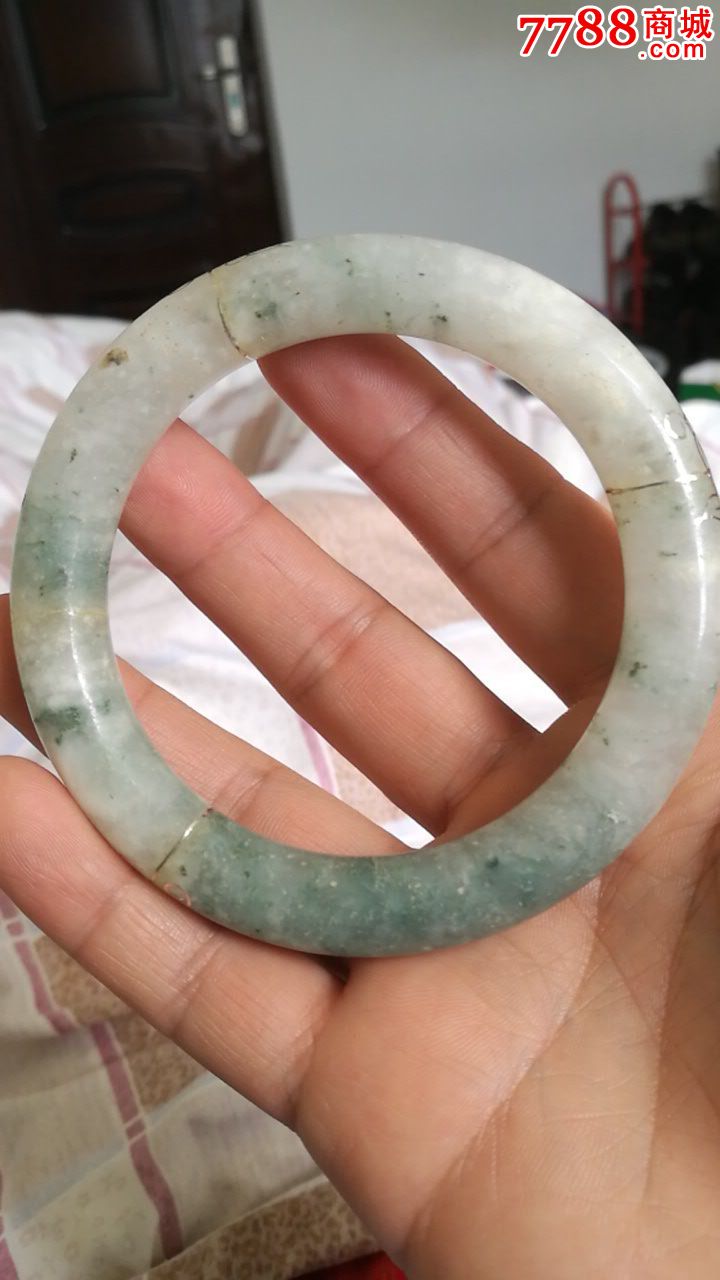 老玉镯的价格及图片清朝老翡翠手镯-第1张图片-翡翠网 老玉镯的价格及图片清朝老翡翠手镯-第1张图片-翡翠网