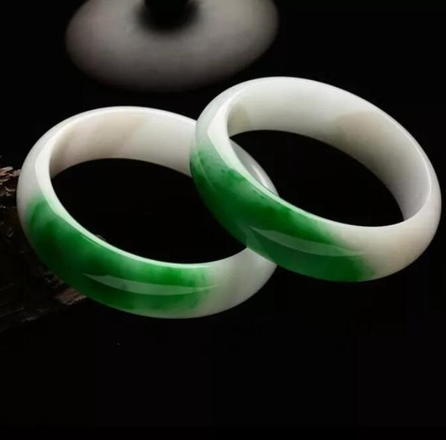 白底青种翡翠,翡翠手镯白底糯种手镯-第4张图片-翡翠网 白底青种翡翠,翡翠手镯白底糯种手镯-第4张图片-翡翠网