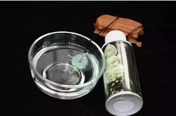 玉可以泡水保养吗,翡翠手镯保养泡在水里-第2张图片-翡翠网 玉可以泡水保养吗,翡翠手镯保养泡在水里-第2张图片-翡翠网