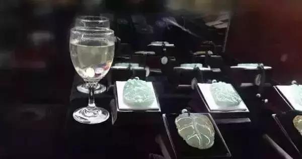 玉可以泡水保养吗,翡翠手镯保养泡在水里-第5张图片-翡翠网 玉可以泡水保养吗,翡翠手镯保养泡在水里-第5张图片-翡翠网