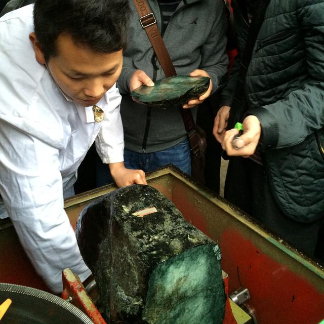 云南腾冲翡翠原石在哪里,腾冲翡翠原石市场-第6张图片-翡翠网 云南腾冲翡翠原石在哪里,腾冲翡翠原石市场-第6张图片-翡翠网