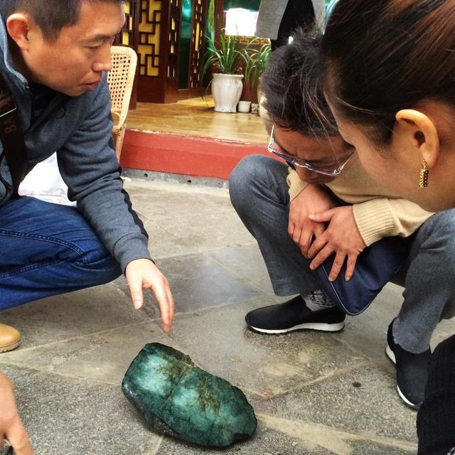 云南腾冲翡翠原石在哪里,腾冲翡翠原石市场-第7张图片-翡翠网 云南腾冲翡翠原石在哪里,腾冲翡翠原石市场-第7张图片-翡翠网