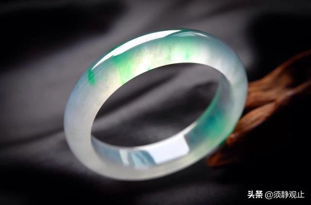 一千万满绿翡翠手镯,墨色翡翠手镯-第7张图片-翡翠网 一千万满绿翡翠手镯,墨色翡翠手镯-第7张图片-翡翠网