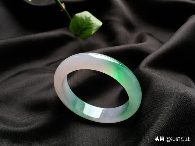 一千万满绿翡翠手镯,墨色翡翠手镯-第8张图片-翡翠网 一千万满绿翡翠手镯,墨色翡翠手镯-第8张图片-翡翠网