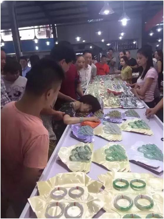 商场里的翡翠手镯好吗商场买的翡翠手镯怎么退货-第1张图片-翡翠网 商场里的翡翠手镯好吗商场买的翡翠手镯怎么退货-第1张图片-翡翠网