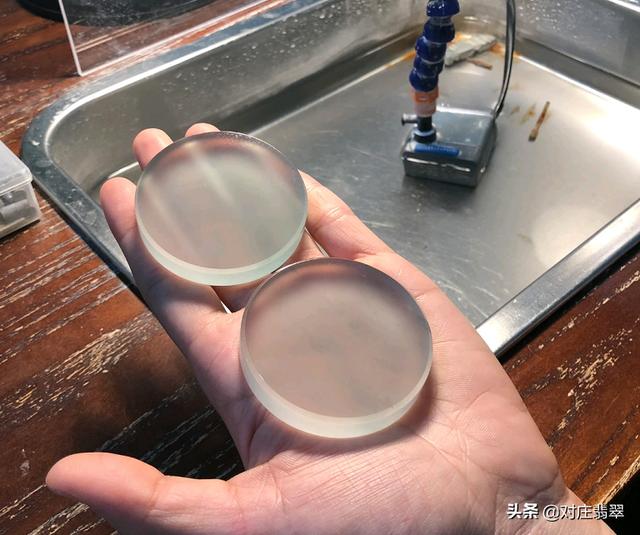 玉镯带水草的是什么玉翡翠水草手镯-第4张图片-翡翠网 玉镯带水草的是什么玉翡翠水草手镯-第4张图片-翡翠网