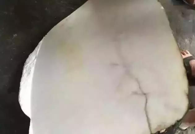 翡翠原石是蒙皮料吗,翡翠原石十大场口详解-第2张图片-翡翠网 翡翠原石是蒙皮料吗,翡翠原石十大场口详解-第2张图片-翡翠网