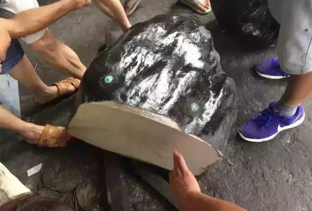 翡翠原石是蒙皮料吗,翡翠原石十大场口详解-第3张图片-翡翠网 翡翠原石是蒙皮料吗,翡翠原石十大场口详解-第3张图片-翡翠网