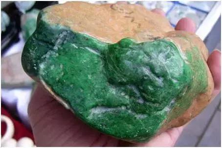 翡翠原石是蒙皮料吗,翡翠原石十大场口详解-第5张图片-翡翠网 翡翠原石是蒙皮料吗,翡翠原石十大场口详解-第5张图片-翡翠网