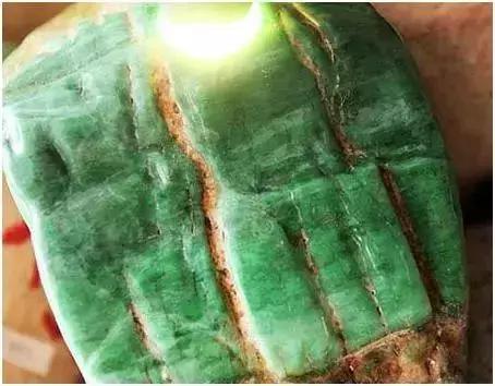 翡翠原石是蒙皮料吗,翡翠原石十大场口详解-第6张图片-翡翠网 翡翠原石是蒙皮料吗,翡翠原石十大场口详解-第6张图片-翡翠网