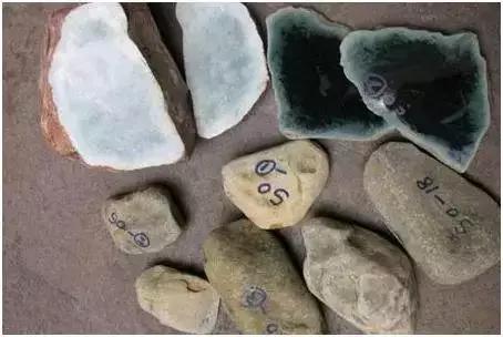 翡翠原石是蒙皮料吗,翡翠原石十大场口详解-第7张图片-翡翠网 翡翠原石是蒙皮料吗,翡翠原石十大场口详解-第7张图片-翡翠网