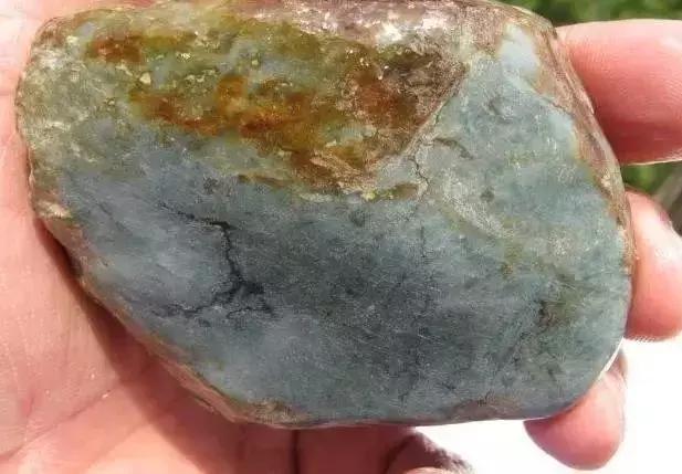 翡翠原石是蒙皮料吗,翡翠原石十大场口详解-第8张图片-翡翠网 翡翠原石是蒙皮料吗,翡翠原石十大场口详解-第8张图片-翡翠网