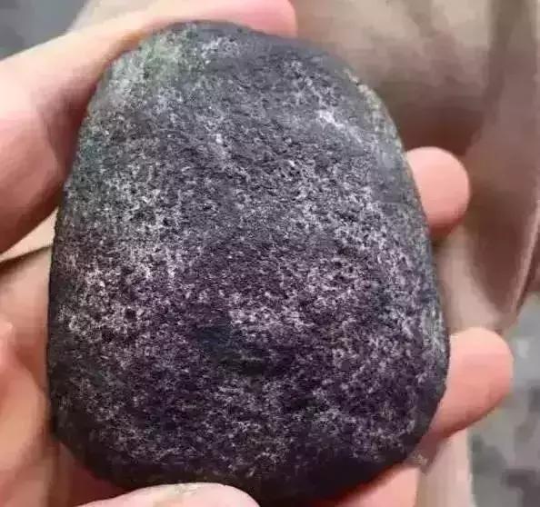 翡翠原石是蒙皮料吗,翡翠原石十大场口详解-第11张图片-翡翠网 翡翠原石是蒙皮料吗,翡翠原石十大场口详解-第11张图片-翡翠网