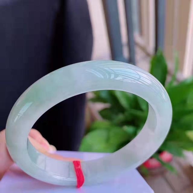 牛奶底飘花翡翠手镯怎么样糯种翡翠手镯图片-第2张图片-翡翠网 牛奶底飘花翡翠手镯怎么样糯种翡翠手镯图片-第2张图片-翡翠网