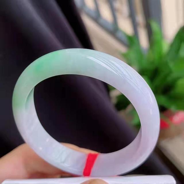 牛奶底飘花翡翠手镯怎么样糯种翡翠手镯图片-第5张图片-翡翠网 牛奶底飘花翡翠手镯怎么样糯种翡翠手镯图片-第5张图片-翡翠网