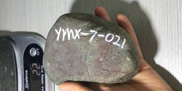 干切翡翠原石翡翠原石切开后发干-第1张图片-翡翠网 干切翡翠原石翡翠原石切开后发干-第1张图片-翡翠网