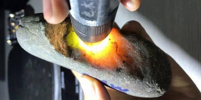 干切翡翠原石翡翠原石切开后发干-第3张图片-翡翠网 干切翡翠原石翡翠原石切开后发干-第3张图片-翡翠网