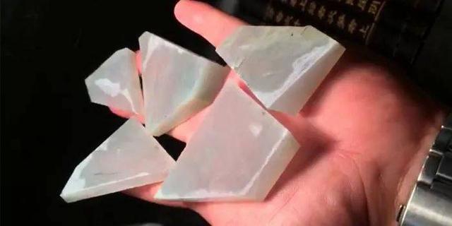 干切翡翠原石翡翠原石切开后发干-第6张图片-翡翠网 干切翡翠原石翡翠原石切开后发干-第6张图片-翡翠网