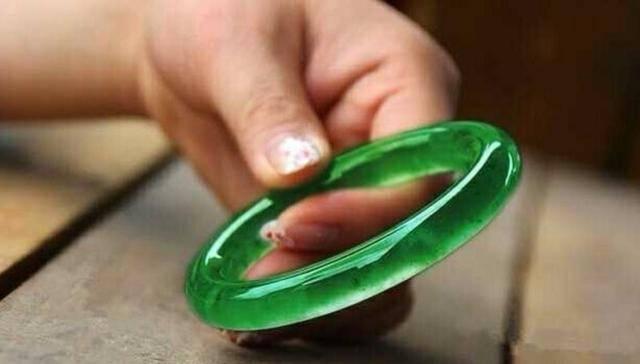 网上买玉手镯能退吗翡翠手镯退货-第1张图片-翡翠网 网上买玉手镯能退吗翡翠手镯退货-第1张图片-翡翠网