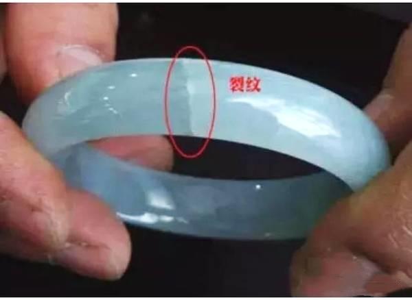 有纹的翡翠手镯能戴吗翡翠手镯能挂在身上吗-第8张图片-翡翠网 有纹的翡翠手镯能戴吗翡翠手镯能挂在身上吗-第8张图片-翡翠网