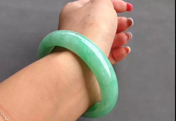 3000多的玉手镯好不好,翡翠手镯价格及图片-第2张图片-翡翠网 3000多的玉手镯好不好,翡翠手镯价格及图片-第2张图片-翡翠网