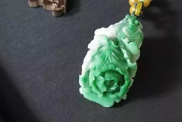 豆种翡翠吊坠,白地青翡翠价格-第8张图片-翡翠网 豆种翡翠吊坠,白地青翡翠价格-第8张图片-翡翠网