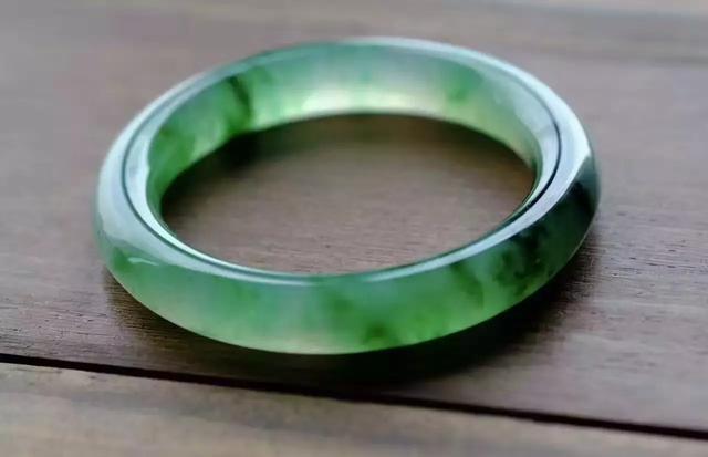 翡翠多久泡水一次最好翡翠手镯可以用水泡吗-第3张图片-翡翠网 翡翠多久泡水一次最好翡翠手镯可以用水泡吗-第3张图片-翡翠网