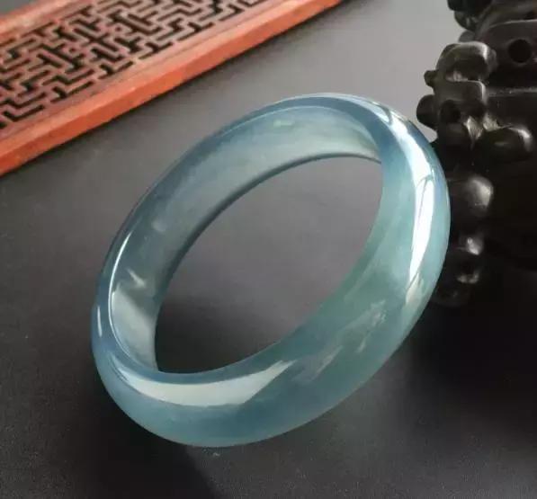 翡翠多久泡水一次最好翡翠手镯可以用水泡吗-第6张图片-翡翠网 翡翠多久泡水一次最好翡翠手镯可以用水泡吗-第6张图片-翡翠网