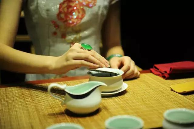 翡翠多久泡水一次最好翡翠手镯可以用水泡吗-第11张图片-翡翠网 翡翠多久泡水一次最好翡翠手镯可以用水泡吗-第11张图片-翡翠网