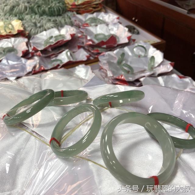 一千万满绿翡翠手镯全绿翡翠手镯老货标准-第2张图片-翡翠网 一千万满绿翡翠手镯全绿翡翠手镯老货标准-第2张图片-翡翠网