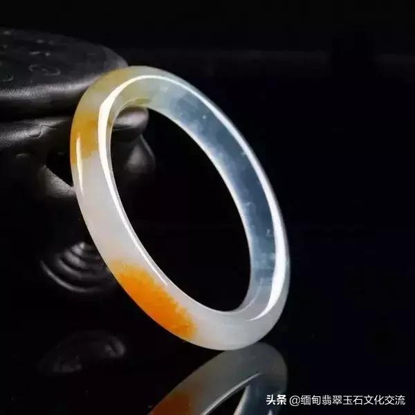 翡翠手镯里圈出现白色汗渍灯光下翡翠的棉絮图片-第4张图片-翡翠网 翡翠手镯里圈出现白色汗渍灯光下翡翠的棉絮图片-第4张图片-翡翠网
