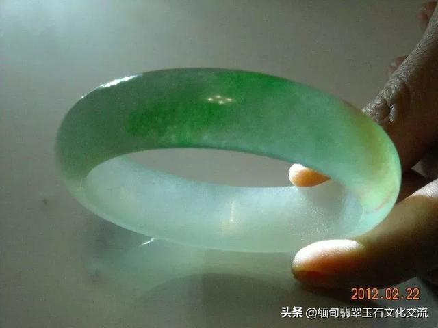 翡翠手镯里圈出现白色汗渍灯光下翡翠的棉絮图片-第8张图片-翡翠网 翡翠手镯里圈出现白色汗渍灯光下翡翠的棉絮图片-第8张图片-翡翠网