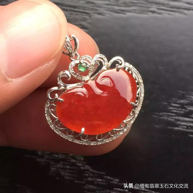 翡翠手镯里圈出现白色汗渍灯光下翡翠的棉絮图片-第12张图片-翡翠网 翡翠手镯里圈出现白色汗渍灯光下翡翠的棉絮图片-第12张图片-翡翠网