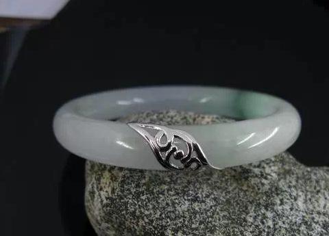 翡翠手镯怎么讲,翡翠老料指的是什么-第25张图片-翡翠网 翡翠手镯怎么讲,翡翠老料指的是什么-第25张图片-翡翠网