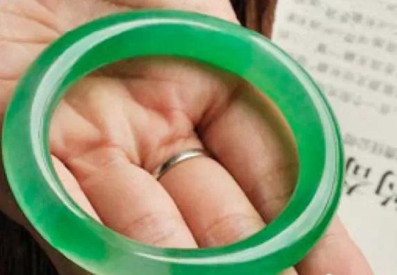 翡翠手镯怎么讲,翡翠老料指的是什么-第42张图片-翡翠网 翡翠手镯怎么讲,翡翠老料指的是什么-第42张图片-翡翠网