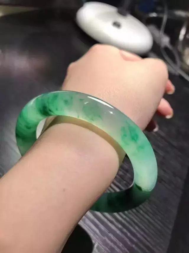 翡翠手镯去纹,翡翠玉镯裂纹横纹图片-第7张图片-翡翠网 翡翠手镯去纹,翡翠玉镯裂纹横纹图片-第7张图片-翡翠网
