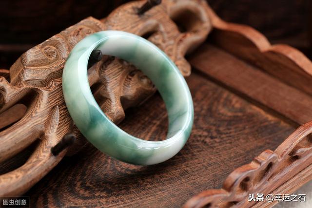 豆种豆色翡翠手镯价格,翡翠手镯色种-第1张图片-翡翠网 豆种豆色翡翠手镯价格,翡翠手镯色种-第1张图片-翡翠网