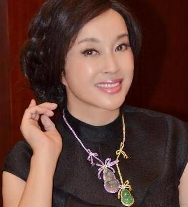 刻翡翠知识偶像大赛翡翠背后可以刻人名字吗-第8张图片-翡翠网 刻翡翠知识偶像大赛翡翠背后可以刻人名字吗-第8张图片-翡翠网