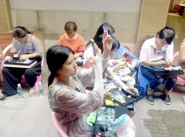 白底青翡翠手镯好不好,日本代购翡翠手镯-第2张图片-翡翠网 白底青翡翠手镯好不好,日本代购翡翠手镯-第2张图片-翡翠网