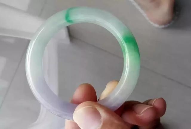 白底青翡翠手镯好不好,日本代购翡翠手镯-第8张图片-翡翠网 白底青翡翠手镯好不好,日本代购翡翠手镯-第8张图片-翡翠网