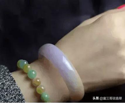 翡翠手镯紧了好还是松好,卡地亚手镯带松好看还是紧好看-第8张图片-翡翠网 翡翠手镯紧了好还是松好,卡地亚手镯带松好看还是紧好看-第8张图片-翡翠网