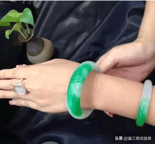 翡翠手镯紧了好还是松好,卡地亚手镯带松好看还是紧好看-第9张图片-翡翠网 翡翠手镯紧了好还是松好,卡地亚手镯带松好看还是紧好看-第9张图片-翡翠网