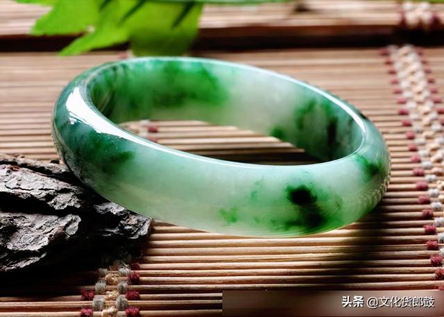 1万左右翡翠手镯图片手镯都是翡翠的吗-第1张图片-翡翠网 1万左右翡翠手镯图片手镯都是翡翠的吗-第1张图片-翡翠网