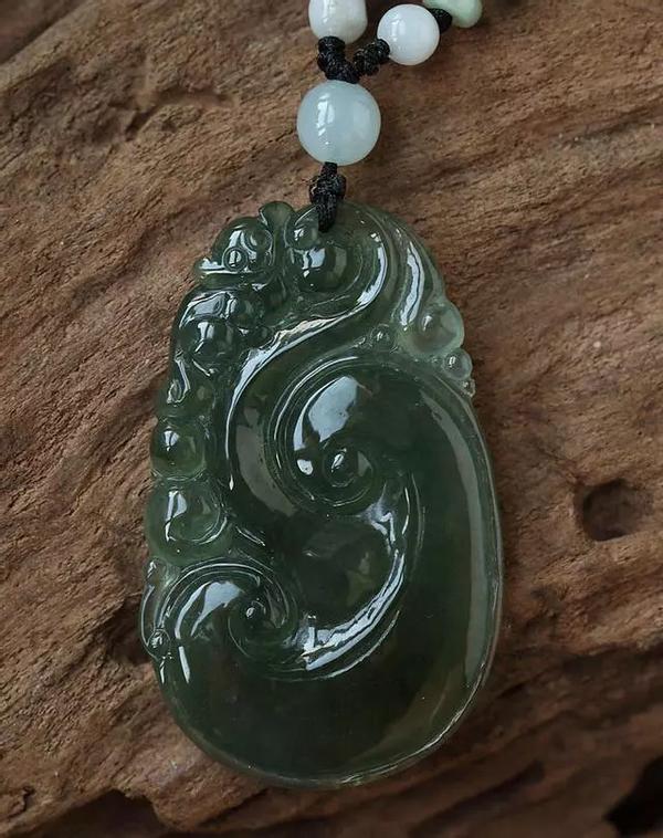 油青色翡翠手镯翡翠手镯可以用白茶油泡吗-第4张图片-翡翠网 油青色翡翠手镯翡翠手镯可以用白茶油泡吗-第4张图片-翡翠网