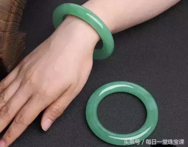 翡翠手镯带黄点能买吗,翡翠手镯黄-第1张图片-翡翠网 翡翠手镯带黄点能买吗,翡翠手镯黄-第1张图片-翡翠网